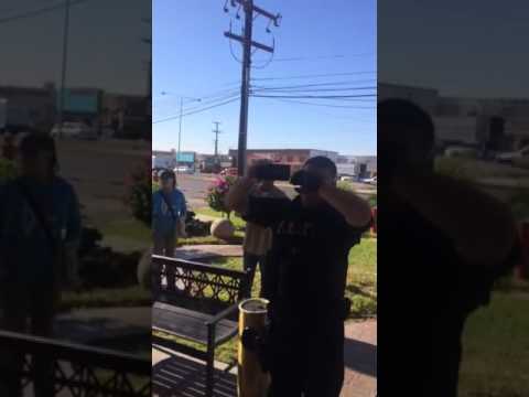 El viejon echandole electrolitos a los gallos por lo caliente que esta aqui en Houston.