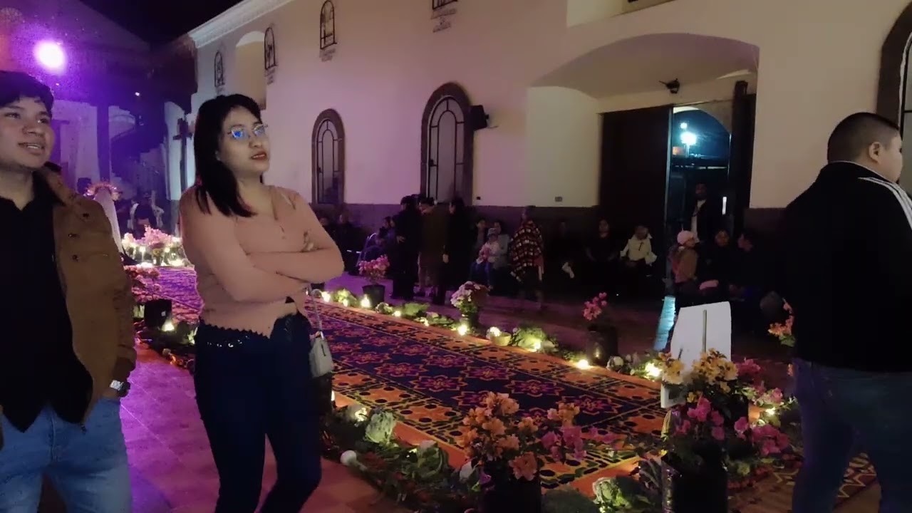 Guatemala 4k arte efímero y fe viva: Alfombra de aserrín en la Iglesia de San Juan Alotenango