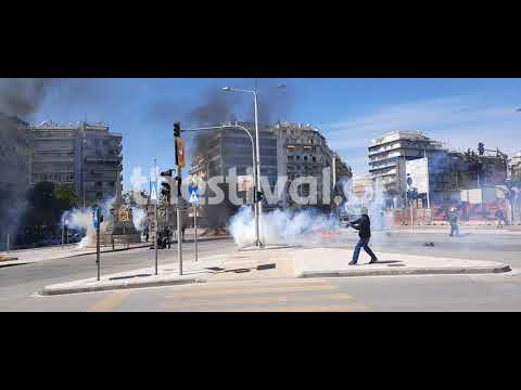Thestival.gr Κουκουλοφόρος πετάει μολότοφ σε αστυνομικό και διαδηλωτή