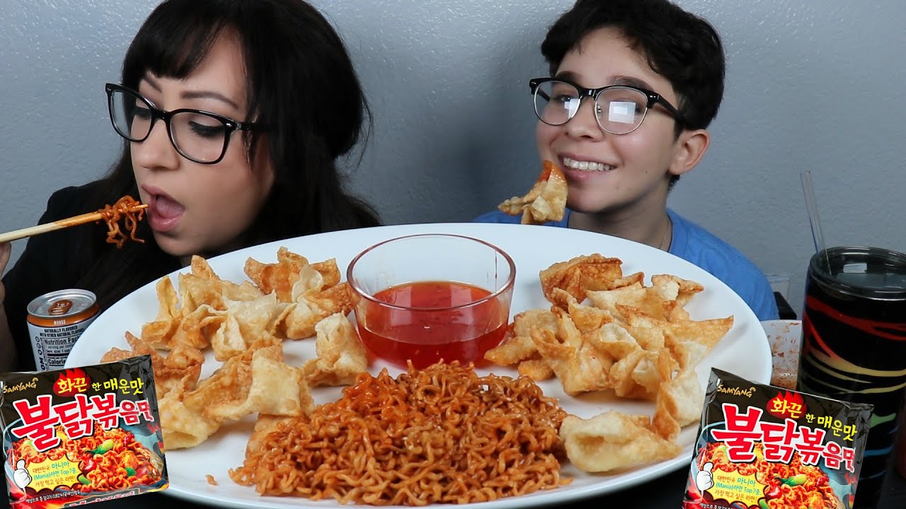 ОСТРЫЙ РАМЕН И СЫРНЫЕ ВОНТОНЫ МУКБАНГ | КУЛИНАРНОЕ ШОУ