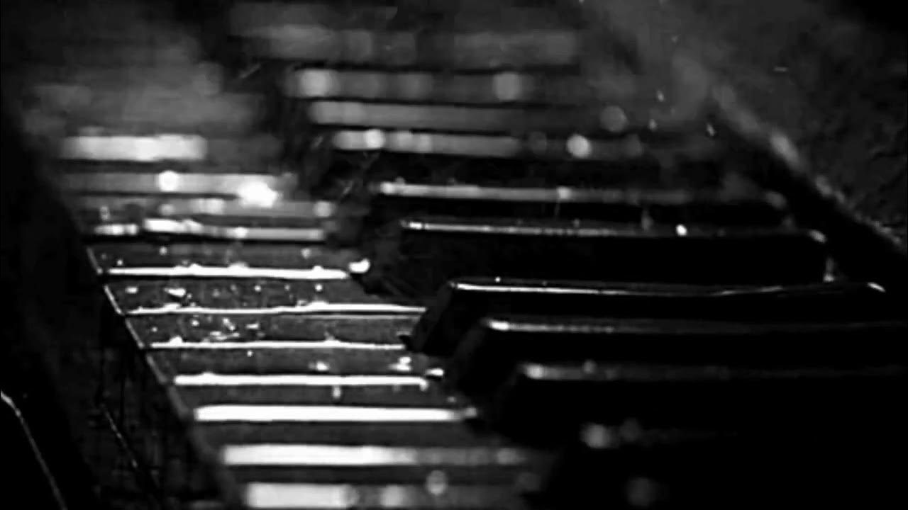 пианино под дождем. пианино под дождем. фортепиано и дождь. пианино в листве осенней. фортепиано и дождь.