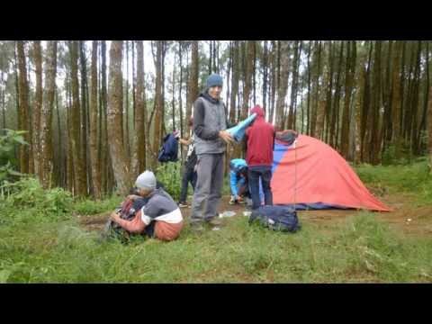 suasana-lokasi-camping-di-bandung-barat-satu-area-bersama-curug-layung