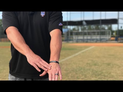 THE ULTIMATE GUIDE TO GIVING SIGNS IN BASEBALL 