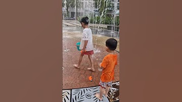 vui chơi ở vòi phun nước ở ecopark