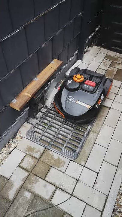 Worx Landroid, Ladestation in schmaler Gasse YouTube