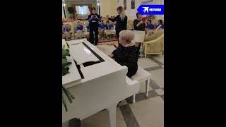 Александра Пахмутова спела с детьми из Донецка