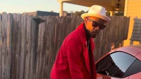 When you tell yo side chick you taking pictures with yo Wife for Christmas