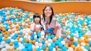 Main Mandi Bola Warna Warni Blippi dan Perosotan Tinggi di Playground Anak Balls Pit