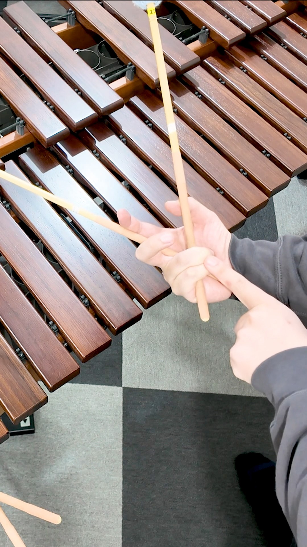 How to hold four mallets! #marimba #percussion #windband - YouTube
