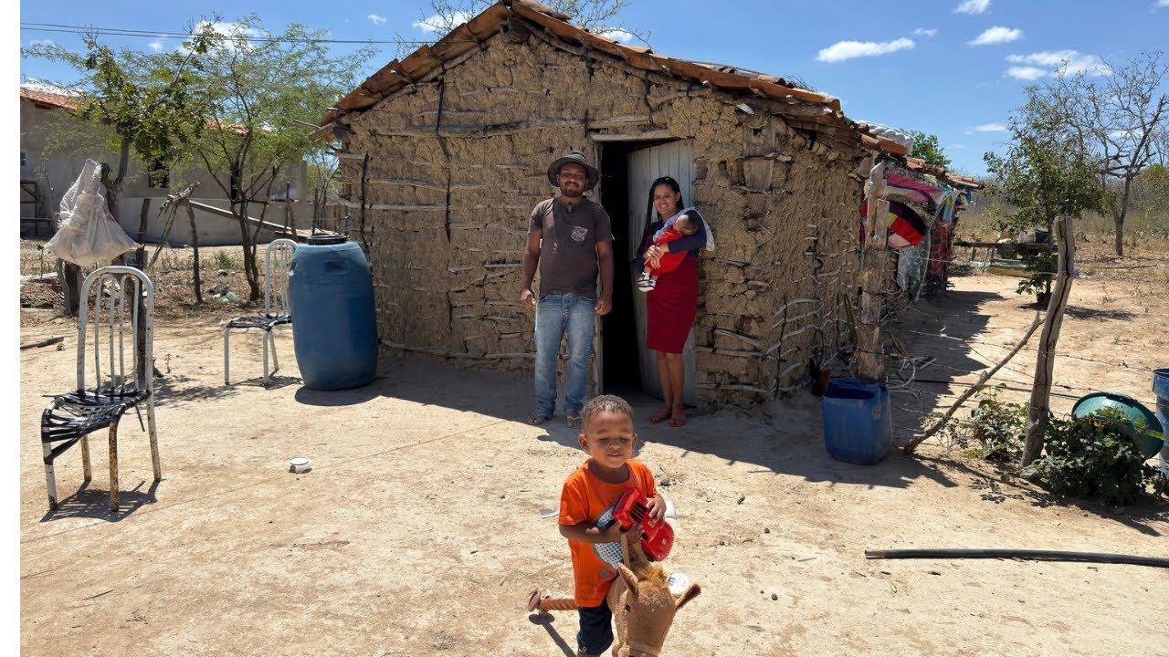 🎉 Família que vive isolada em casa de taipa fica feliz com presentes enviados para seu filho