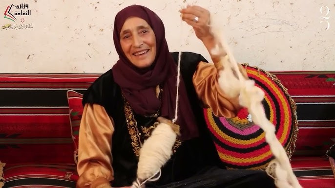 المغزل اليدوي أداة بسيطة وقديمة "ام صقر" تشرح طريقة استخدامها )