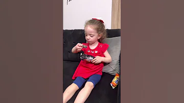 عم تلحس الاكلات و تطعمنا 