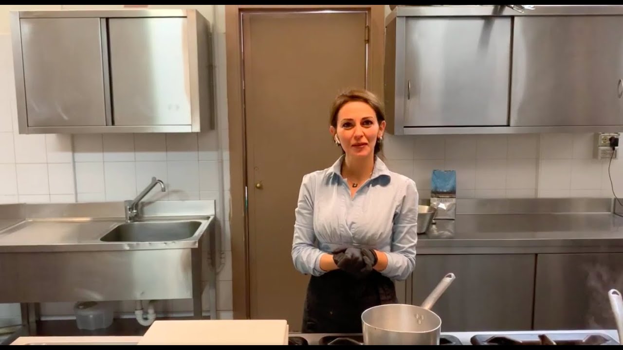 La ricetta del risotto al nero di seppia mantecato a cacio e pepe.