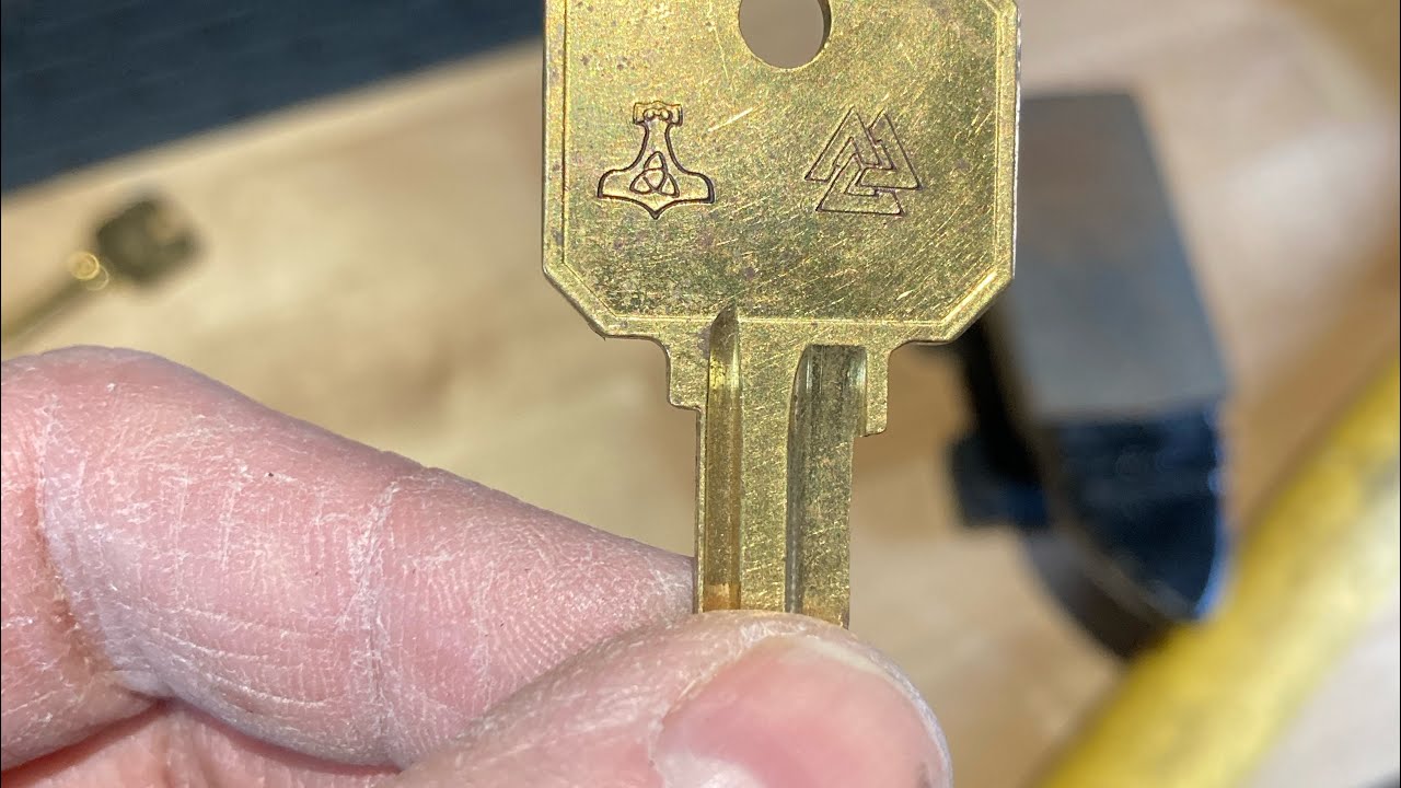 Cutting Kwikset Titan Keys - YouTube