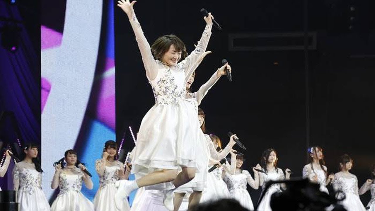 乃 木 坂 卒 業-生 駒 里 奈 猫 背 の 少 女 が セ <b>ン</b> タ-を 務...