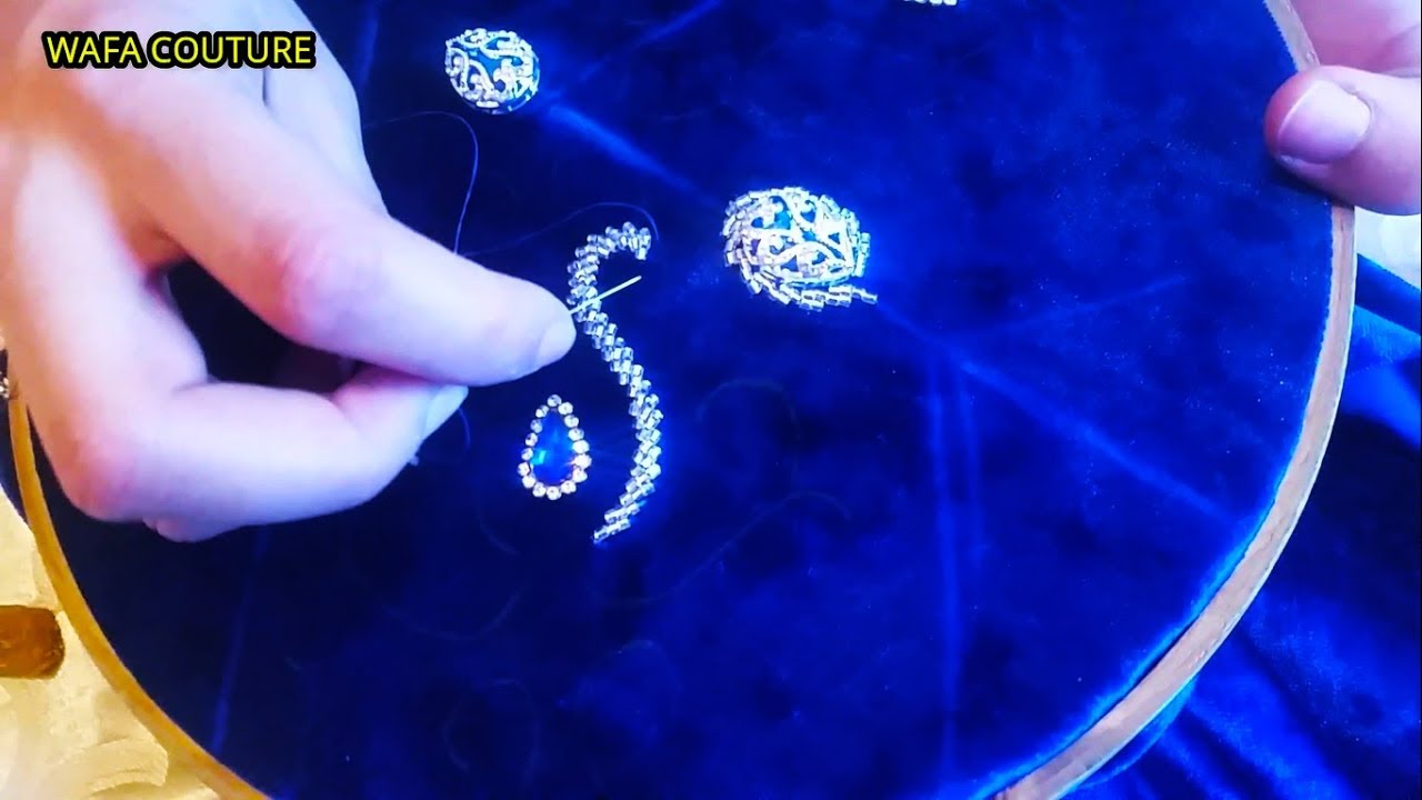 تنبات ساهل وانيق على قفطان ازرق ملكي