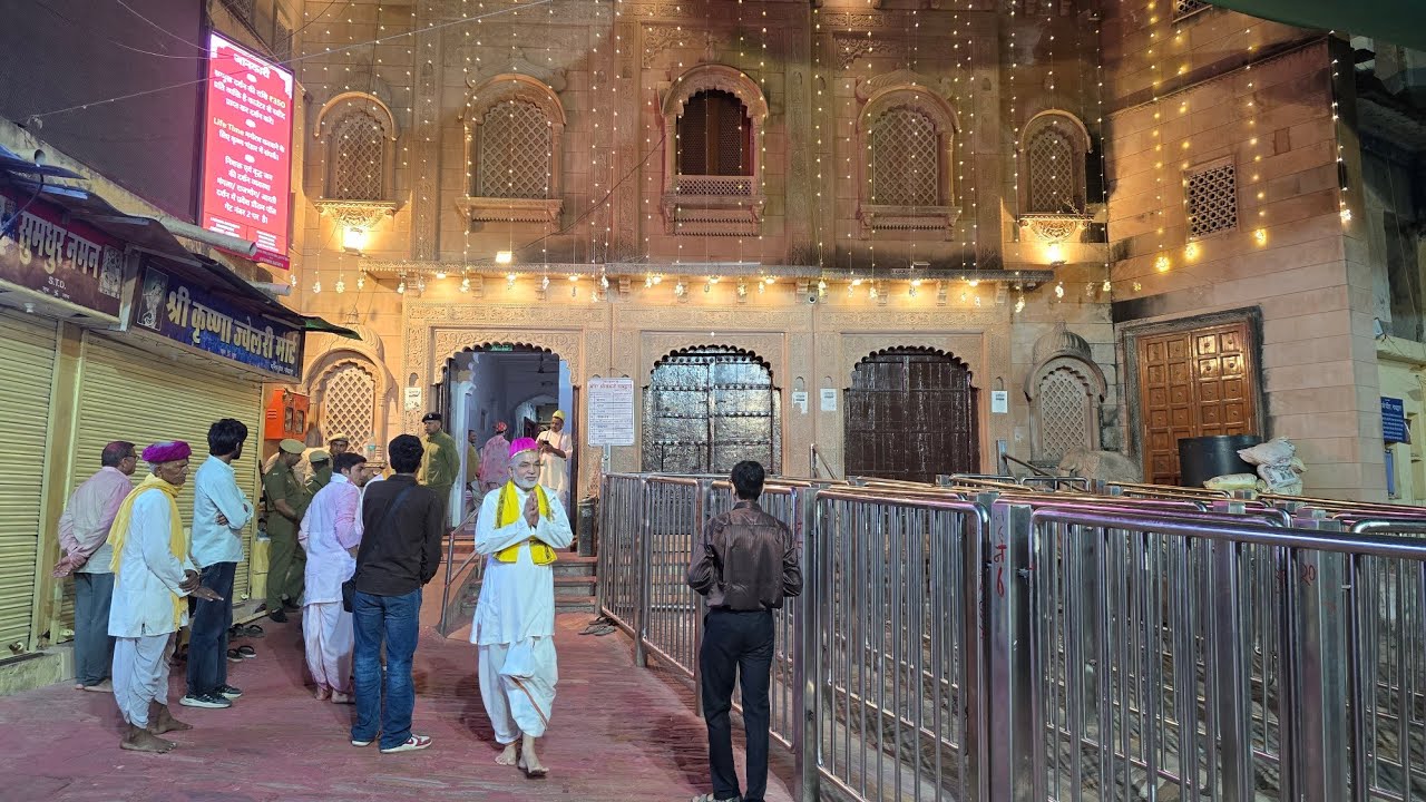 चंद्र ग्रहण पर श्रीनाथजी मंदिर की परिक्रमा लाइव ।