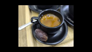 لقاء عاشق بقهوته