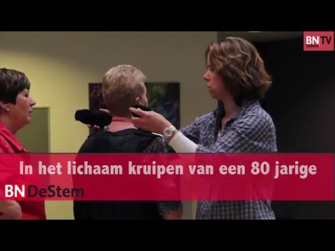 In het lichaam kruipen van een 80 jarige