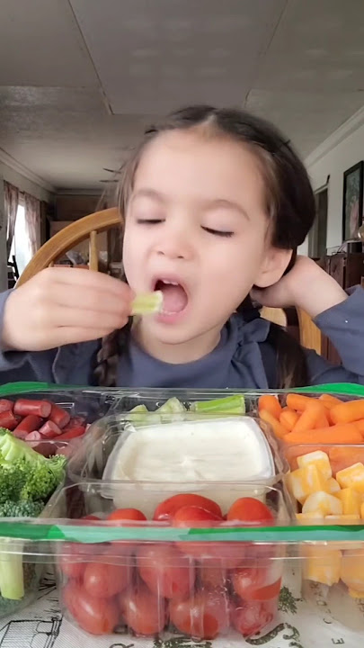 Raw vegetable mukbang with Mia!