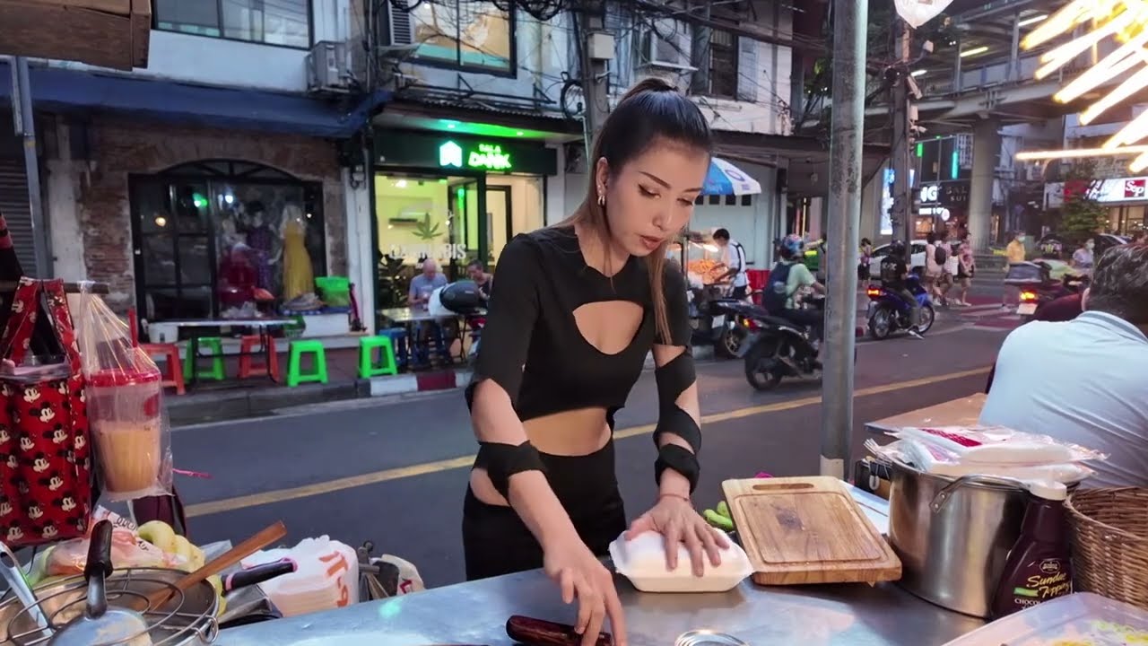 Is this one of the most famous dessert secrets? Banana Pancakes | Puy Roti Lady