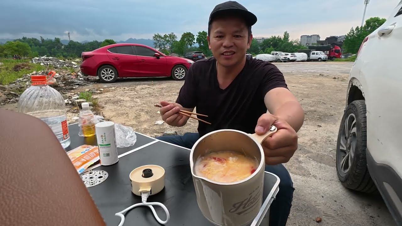 流浪睡床車，西紅柿雞蛋麵，簡單的流浪生活。晚上有毒蛇出沒