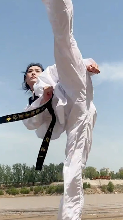 Taekwondo Girl’s Epic High Kick! #shorts #taekwondo #womensports #womeninsports