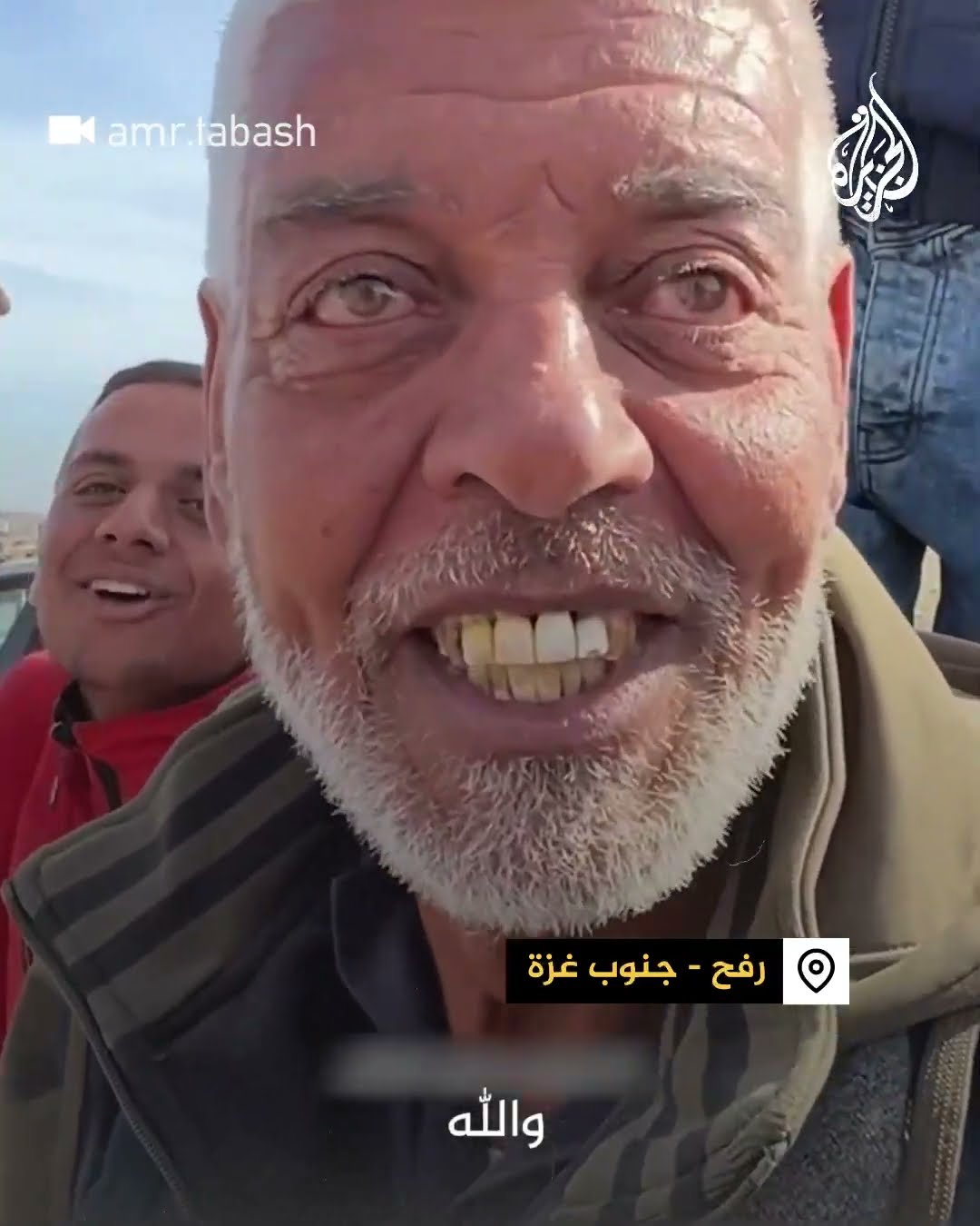 مسن غزي يقبل تراب رفح عقب وصوله إليها بعد وقف الحرب
