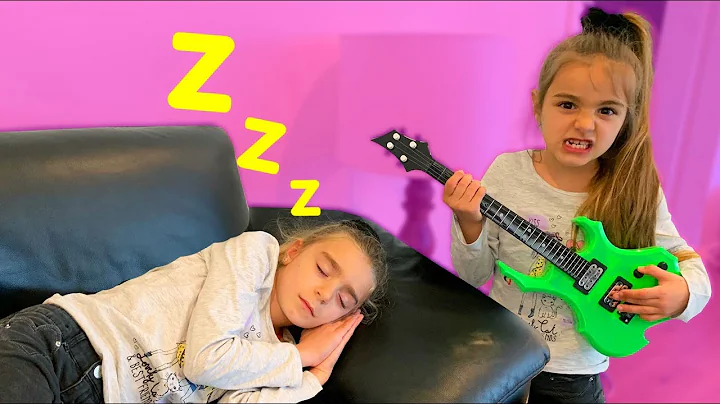 Las Ratitas Claudia despierta a Gisele tocando instrumentos de musicales de juguetes