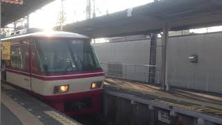 西鉄・大牟田駅にて　特急・８０００形出発　普通・７０５０形到着　２０１５年１１月３日
