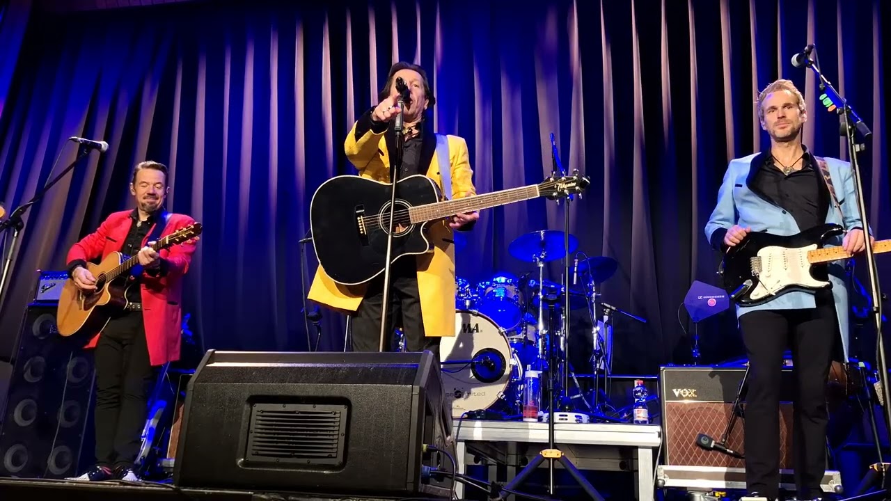 14 Showaddywaddy 09 10 25 Hallsatdt band introduction   Three steps to heaven