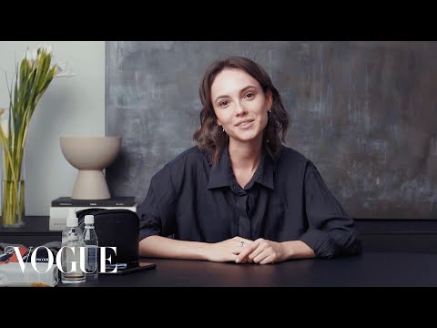 Видео: Что в сумке у Стаси Милославской? | Vogue Россия