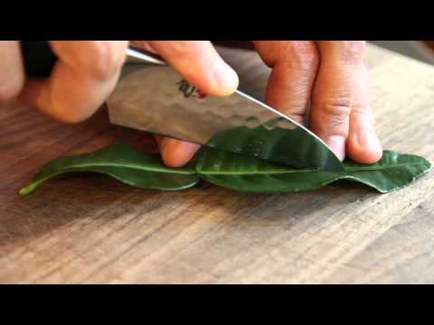 how-to-chop-and-use-kaffir-lime-leaves