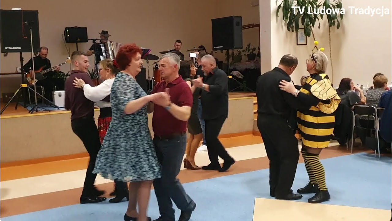  ZABAWA OSTATKOWA z Kapelą Bursów a na parkiecie Arek z Danusią pohulali na zakończenie karnawału