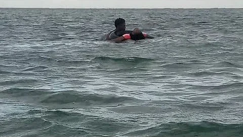 BEACH BOY CAUGHT ON CAMERA TAKING ADVANTAGE OVER AN INNOCENT LADY WHILE SWIMMING 😭😭