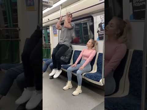 ДЕВУШКА РАЗВЕЛА ПАРНЯ В МЕТРО/РЕАКЦИЯ/ПРАНК #пранк #реакция #shorts #tiktok