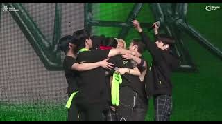 Felix ask for another group hug Stray Kids 2nd World Tour \