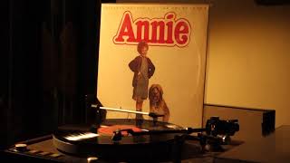 Carol Burnett & Albert Finney– Sign (Annie ) (1982)