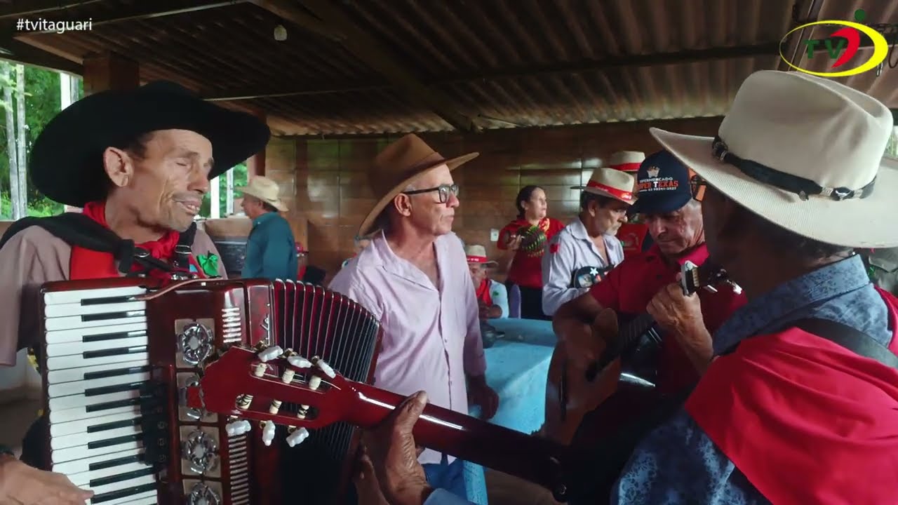 Folia de Reis de Itaguari sendo embaixada por Bruno no Ritmo Folia Mineira  na residência do Divino