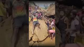 ❗ Тонни ґрунту поховали живцем понад дві тисячі людей у в Папуа-Нова Гвінея