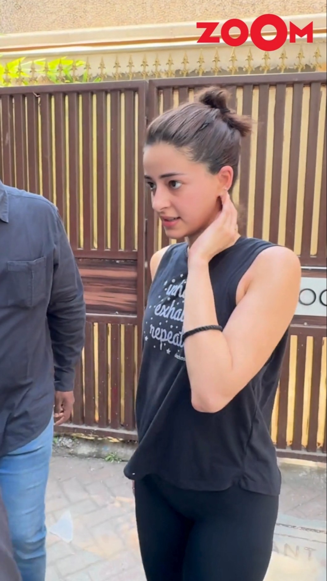 Ananya Panday's ADORABLE want to the paps #ananyapanday #shorts