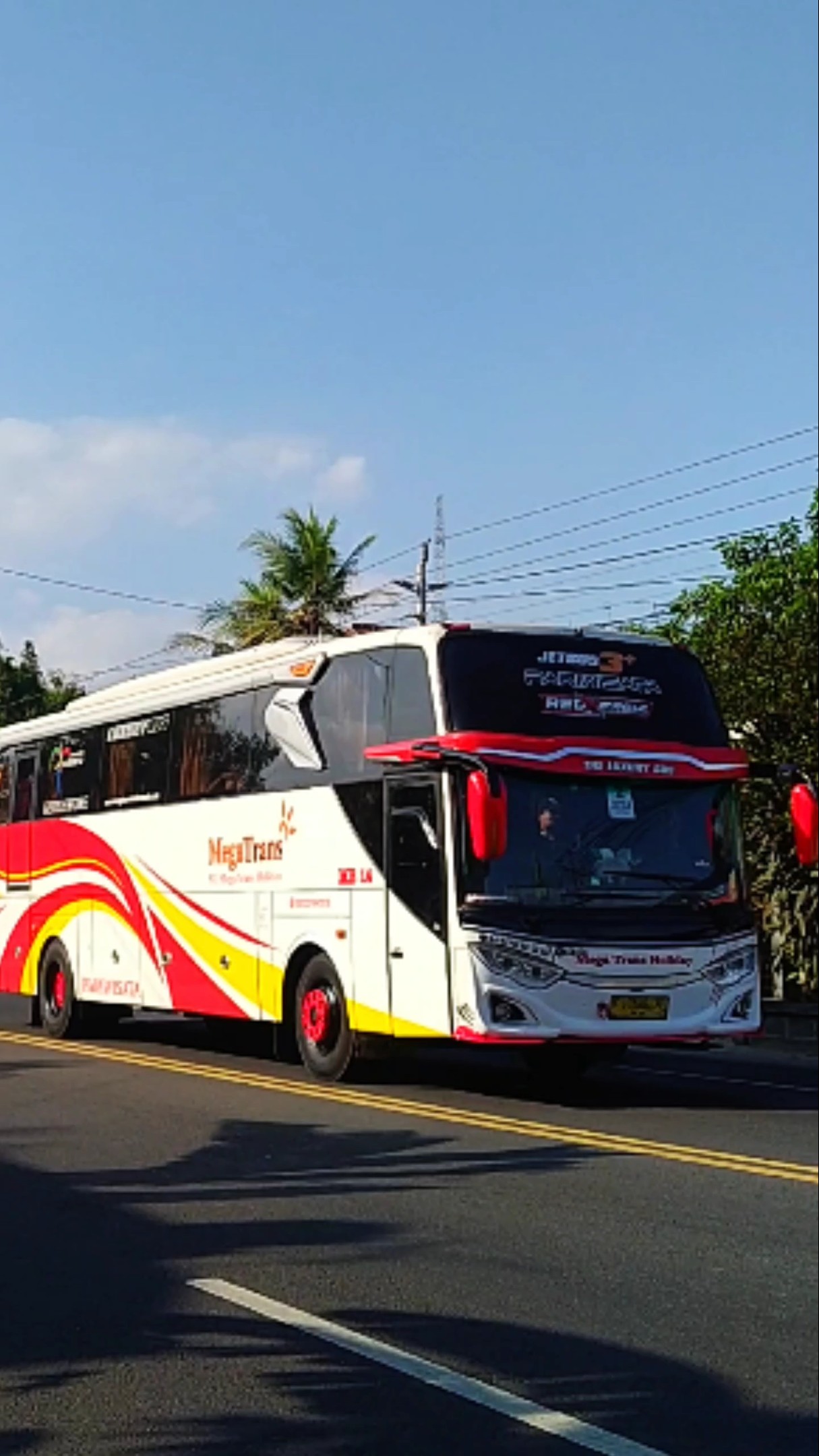 Mega Trans Bandung OF917: Lebih dari Sekedar Bus Pariwisata