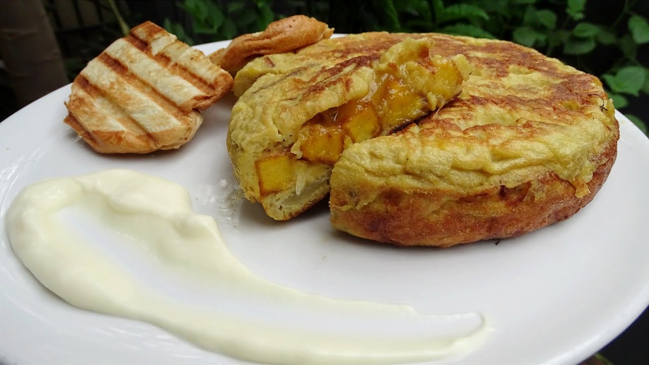TORTILLA de huevo con papa criolla y plátano maduro CROQUETAS de papa