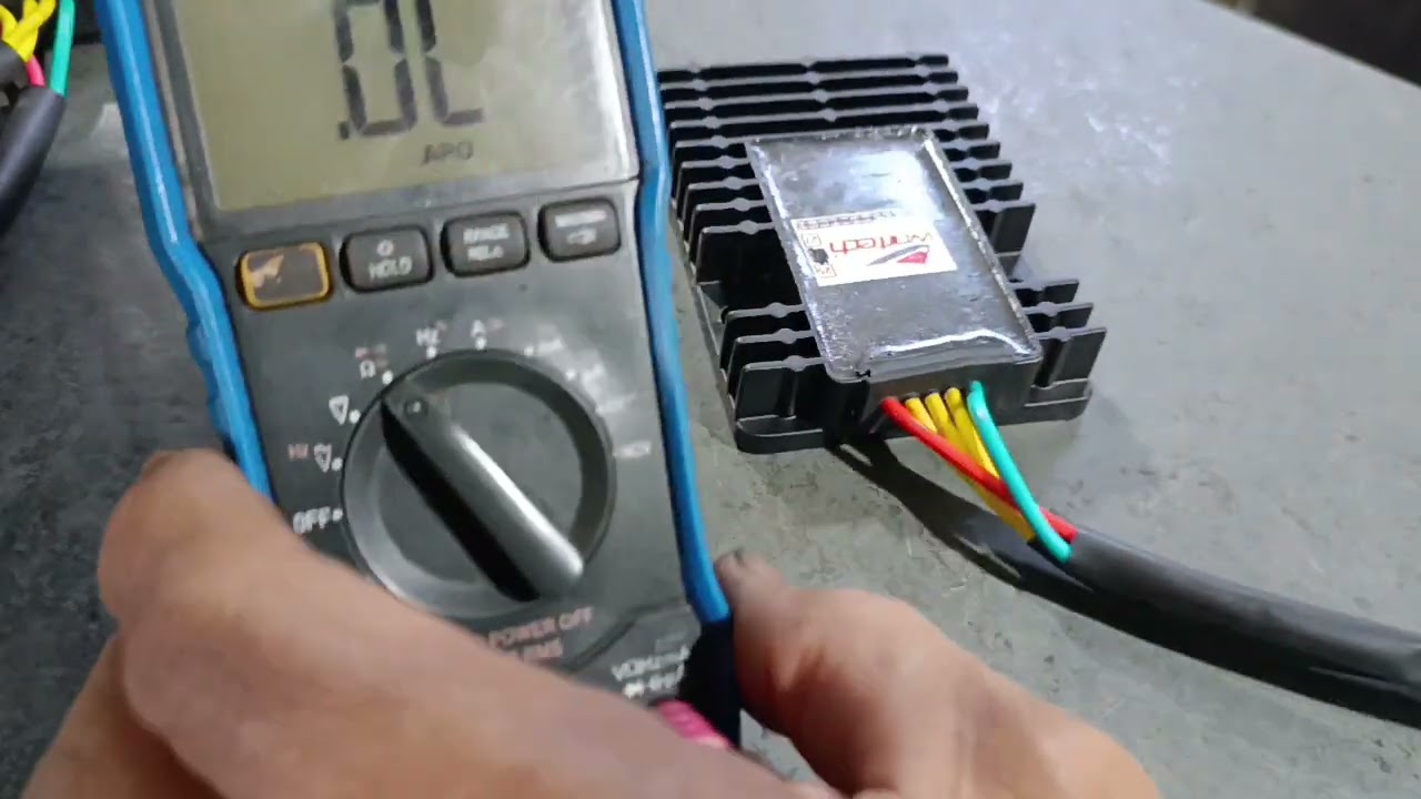 Scooter Kymco Downtown 300i, cliente trouxe o regulador ret. e o Scooter e pediu para trocar o mesmo