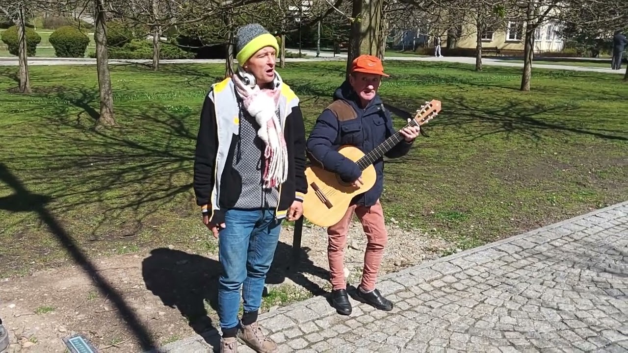 KUDOWA ZDRÓJ - 17-04-2022r. Duet RICARDO & SOHN śpiewa i gra.