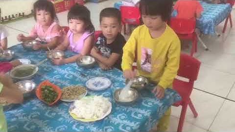 Bữa ăn gia đình lớp 5-6 tuổi A2, trường mầm non Đại Hóa