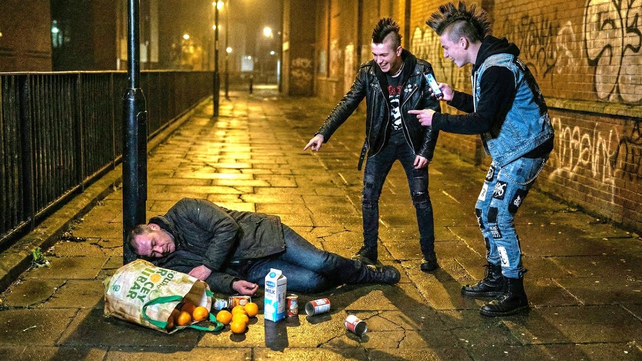 Подростки-хулиганы напали на случайного мужчину, чтобы снять глупый вирусный ролик, не подозревая...