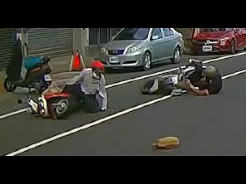 【車禍影片】一個停在車道上，一個沒在看直直撞（2023.09.12 高雄市橋頭區成功路