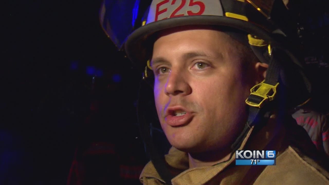 SE Portland garage fire spreads to 2 homes - YouTube
