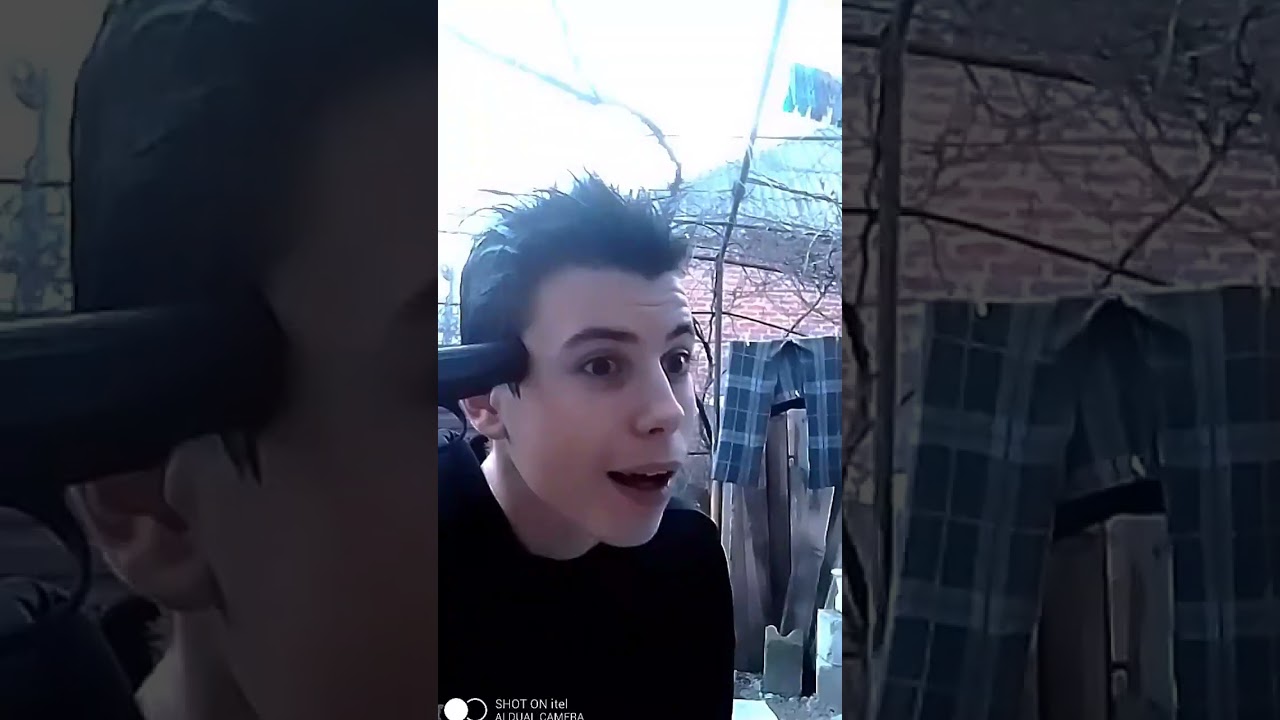 Человек раздаёт визитку людям 